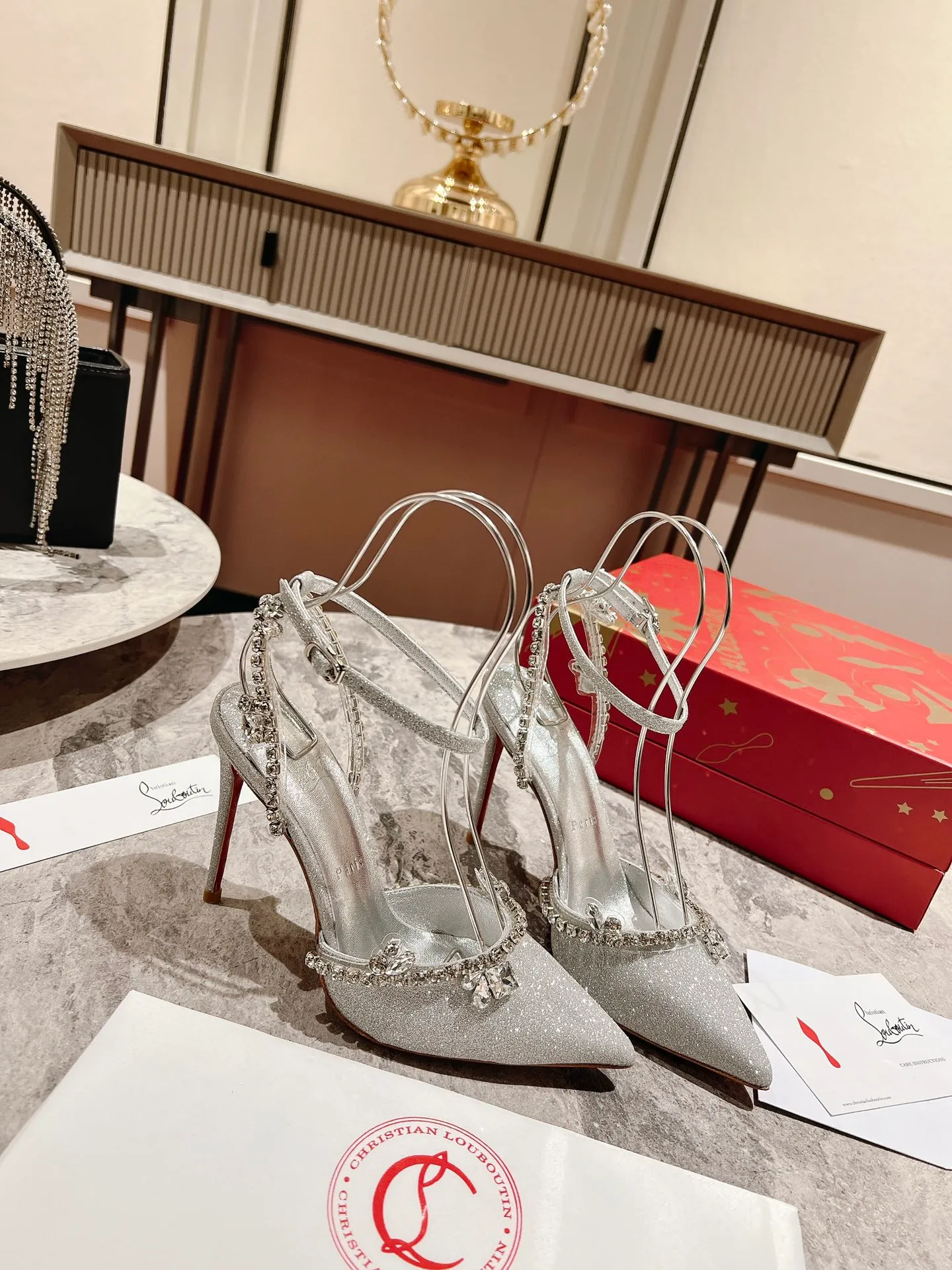 👟👟Ex-factory price 600👟👟 🆑❥∙ Crystal Sandals ✪【NEW .✔︎】 (Customized, non-refundable and non-exchangeable) Marykate Queen from Maison Christian Taking inspiration from Louboutin's iconic Spikaqueen and Degrastrass models, a pointed toe box is seamlessly combined with a delicate ankle strap to form the stunning d'Orsay sandal. The wraparound ankle strap is crafted from silver glitter-embellished calfskin and perches on a 100mm stiletto heel, wrapped in the same creative material. Two decorative bands are embellished with slate and gemstones for a truly striking look. Size: 34 yards-42 yards Heel height: 10cm Color: silver